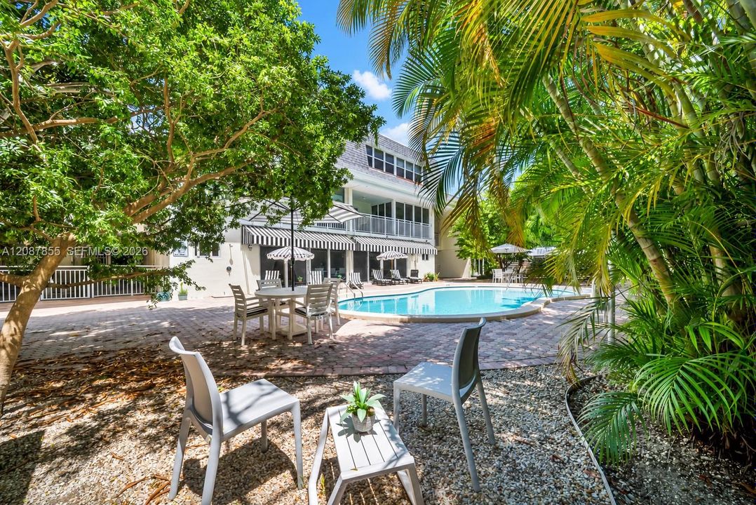 For Sale: $535,000 (1 beds, 1 baths, 740 Square Feet)