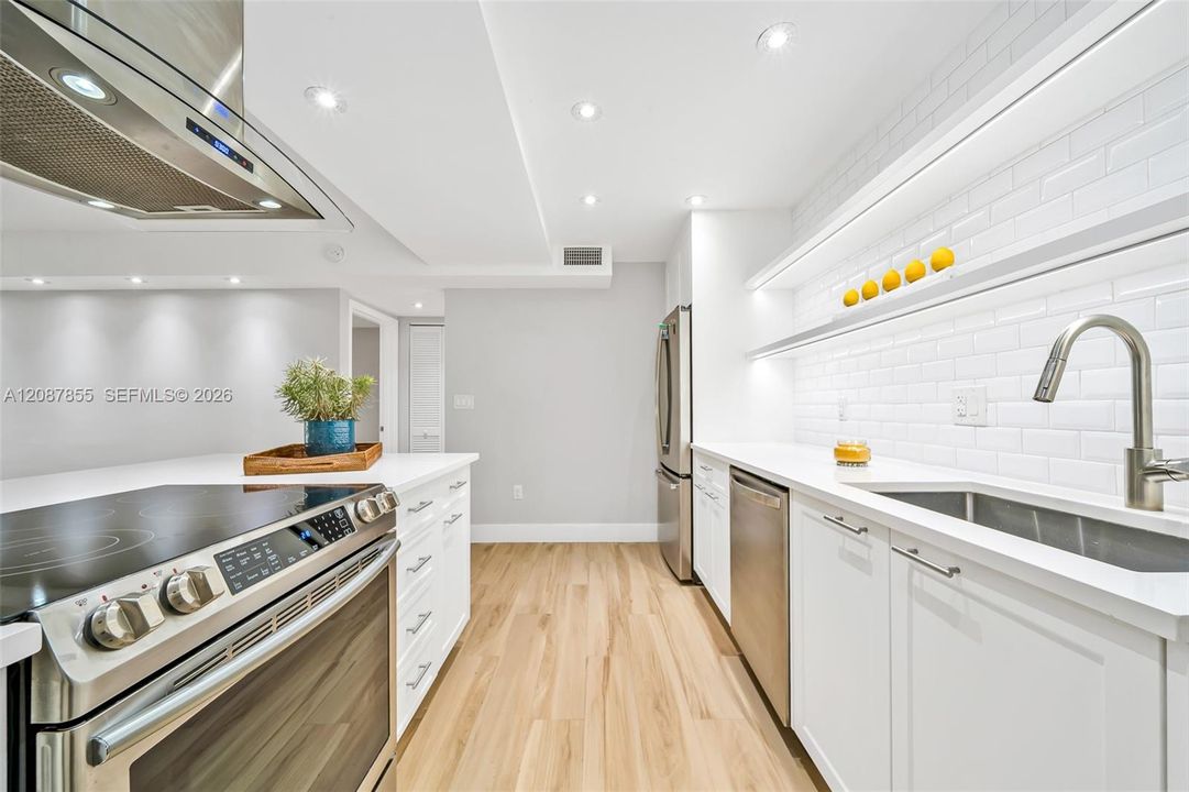 For Sale: $535,000 (1 beds, 1 baths, 740 Square Feet)