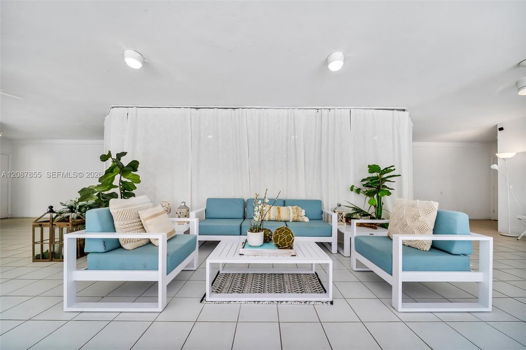 For Sale: $535,000 (1 beds, 1 baths, 740 Square Feet)