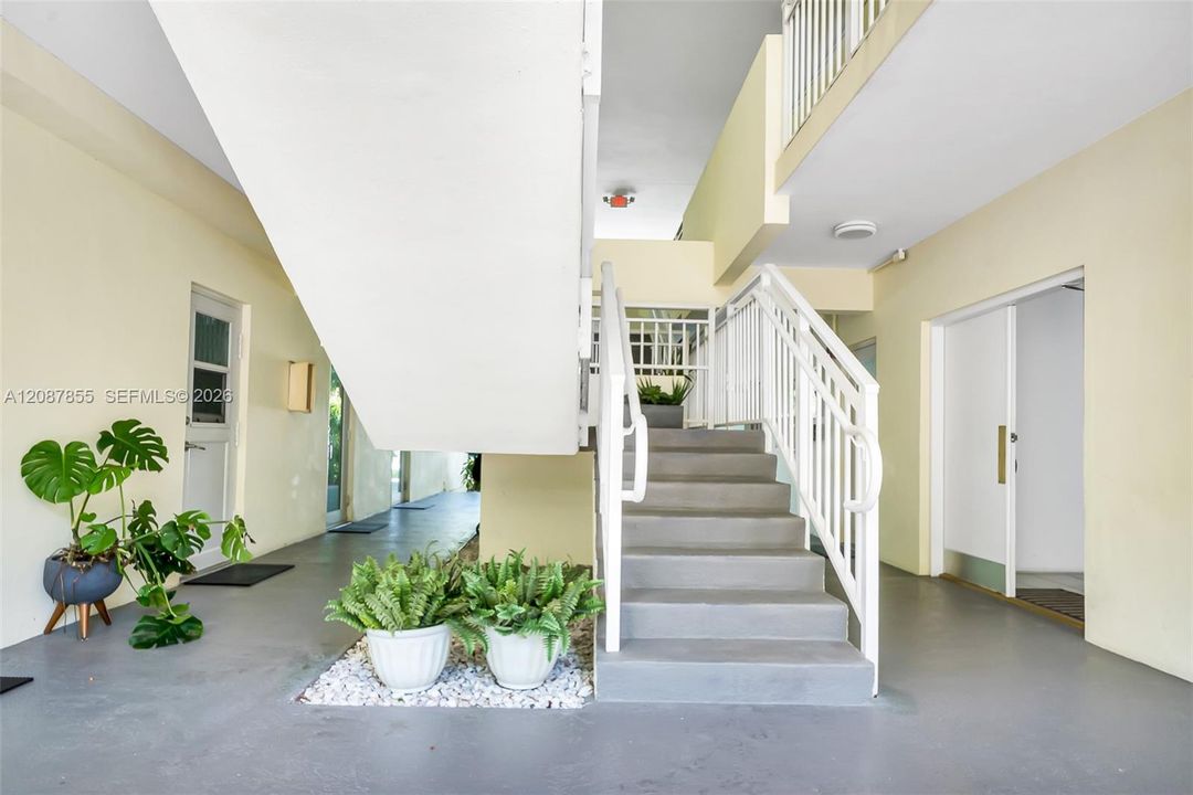 For Sale: $535,000 (1 beds, 1 baths, 740 Square Feet)