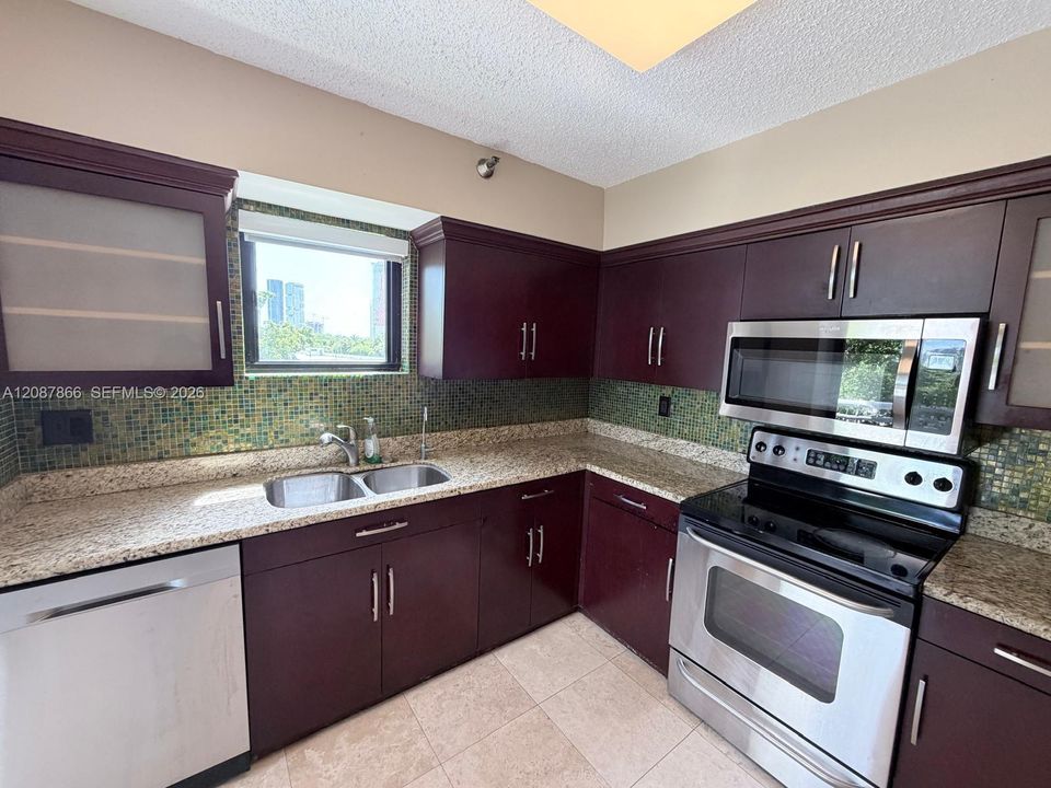 For Rent: $3,100 (2 beds, 2 baths, 1302 Square Feet)