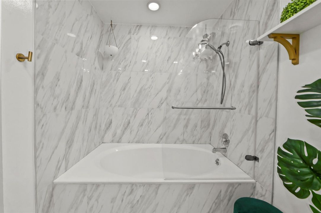 28 Bathroom 03