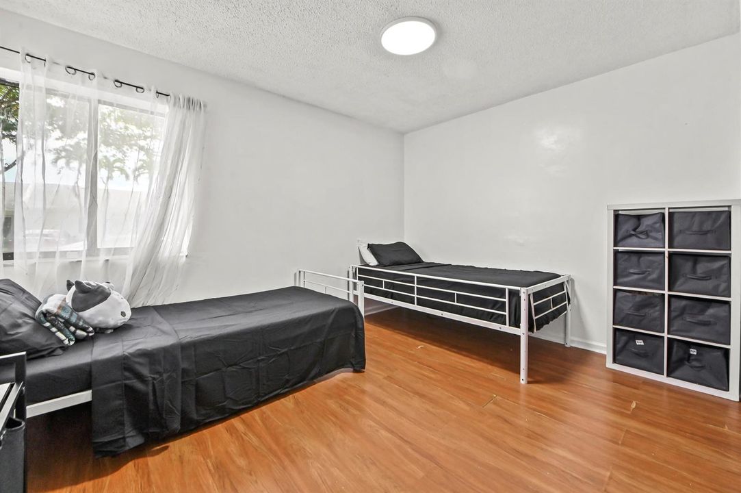 21 Bedroom 01