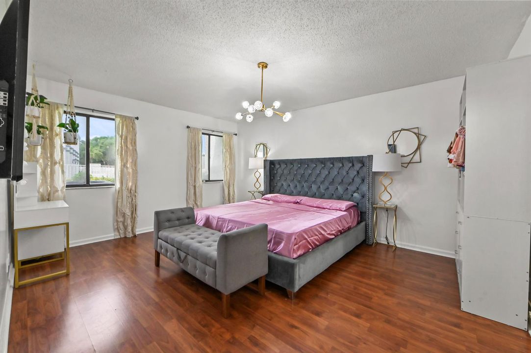 24 Bedroom 01