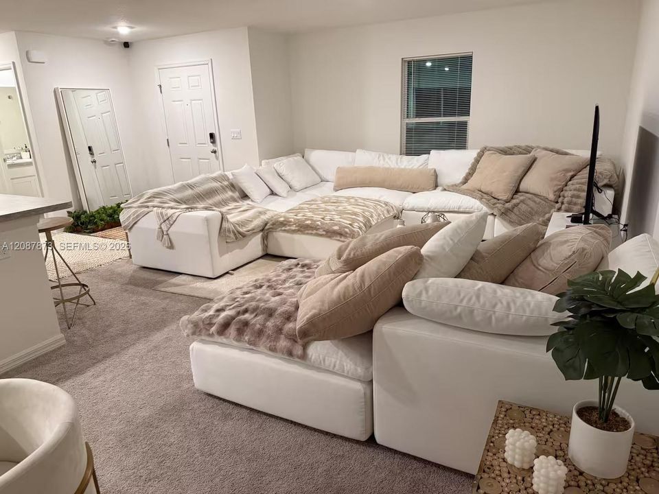 For Rent: $3,140 (3 beds, 2 baths, 1230 Square Feet)