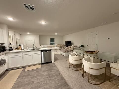 For Rent: $3,140 (3 beds, 2 baths, 1230 Square Feet)