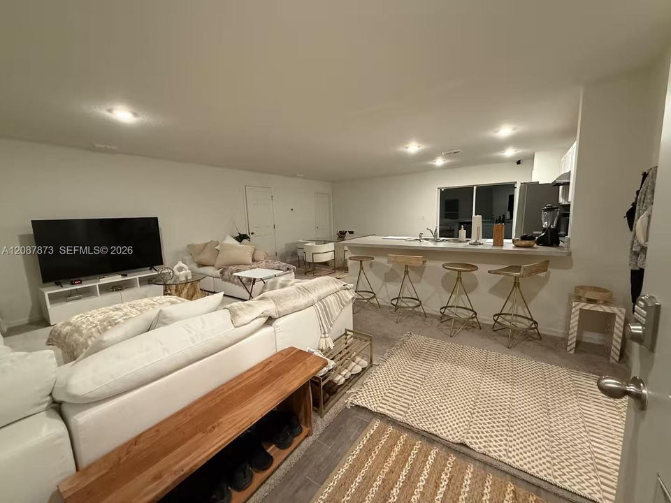 For Rent: $3,140 (3 beds, 2 baths, 1230 Square Feet)