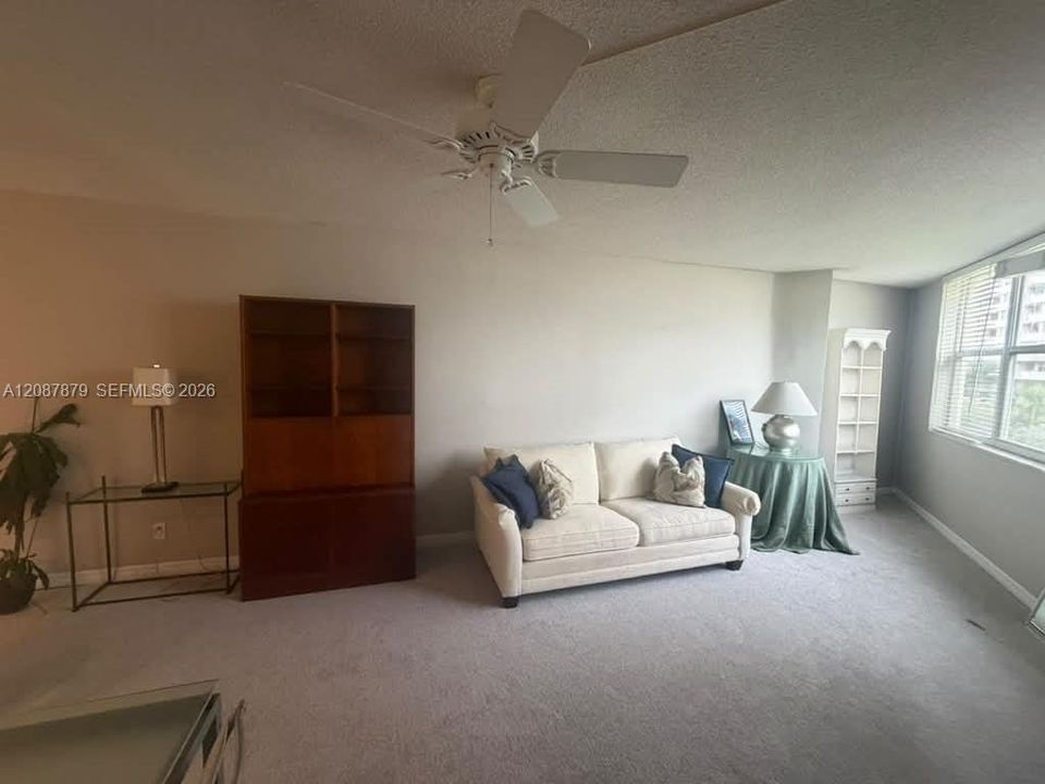 For Rent: $1,800 (1 beds, 1 baths, 878 Square Feet)