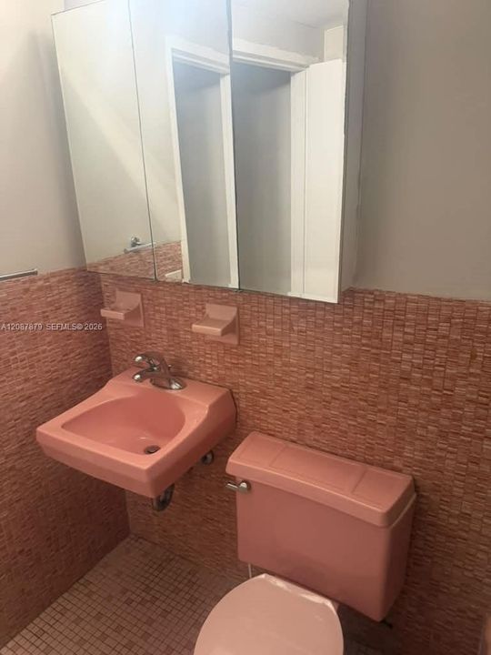 For Rent: $1,800 (1 beds, 1 baths, 878 Square Feet)
