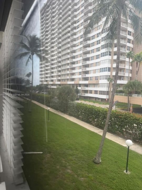 For Rent: $1,800 (1 beds, 1 baths, 878 Square Feet)