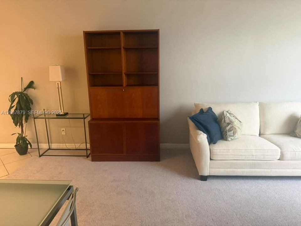 For Rent: $1,800 (1 beds, 1 baths, 878 Square Feet)