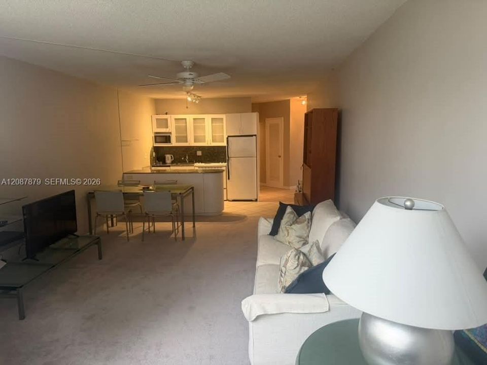 For Rent: $1,800 (1 beds, 1 baths, 878 Square Feet)