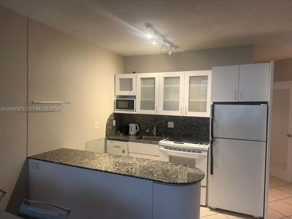 For Rent: $1,800 (1 beds, 1 baths, 878 Square Feet)