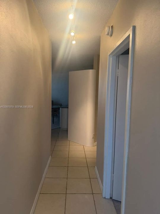 For Rent: $1,800 (1 beds, 1 baths, 878 Square Feet)