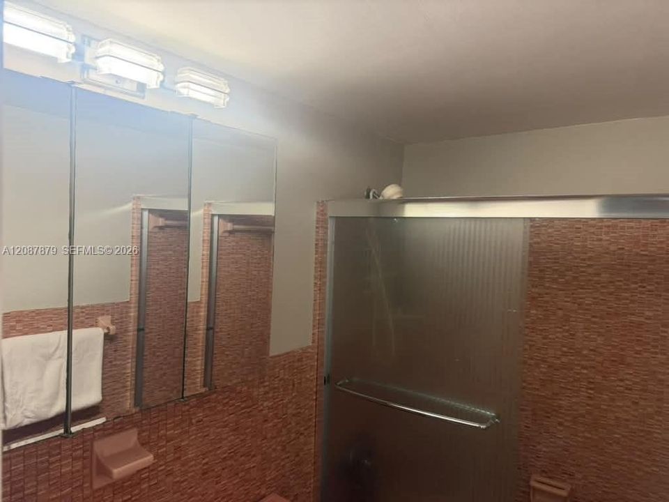 For Rent: $1,800 (1 beds, 1 baths, 878 Square Feet)