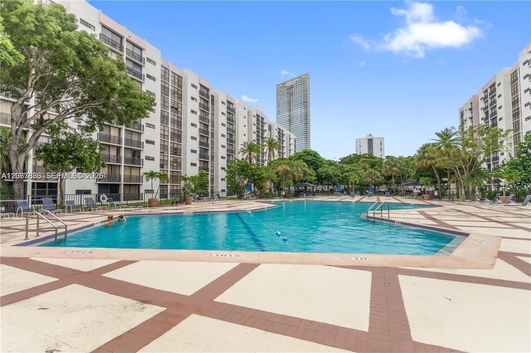 For Rent: $2,250 (1 beds, 1 baths, 767 Square Feet)