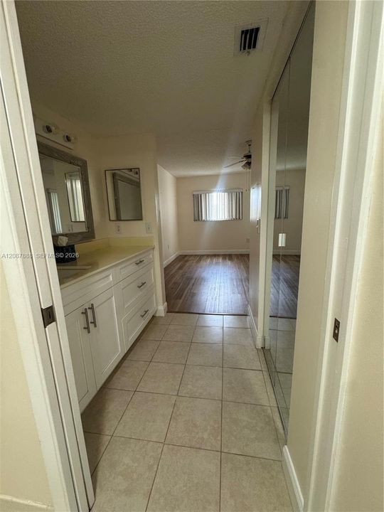 For Sale: $199,900 (2 beds, 1 baths, 1032 Square Feet)