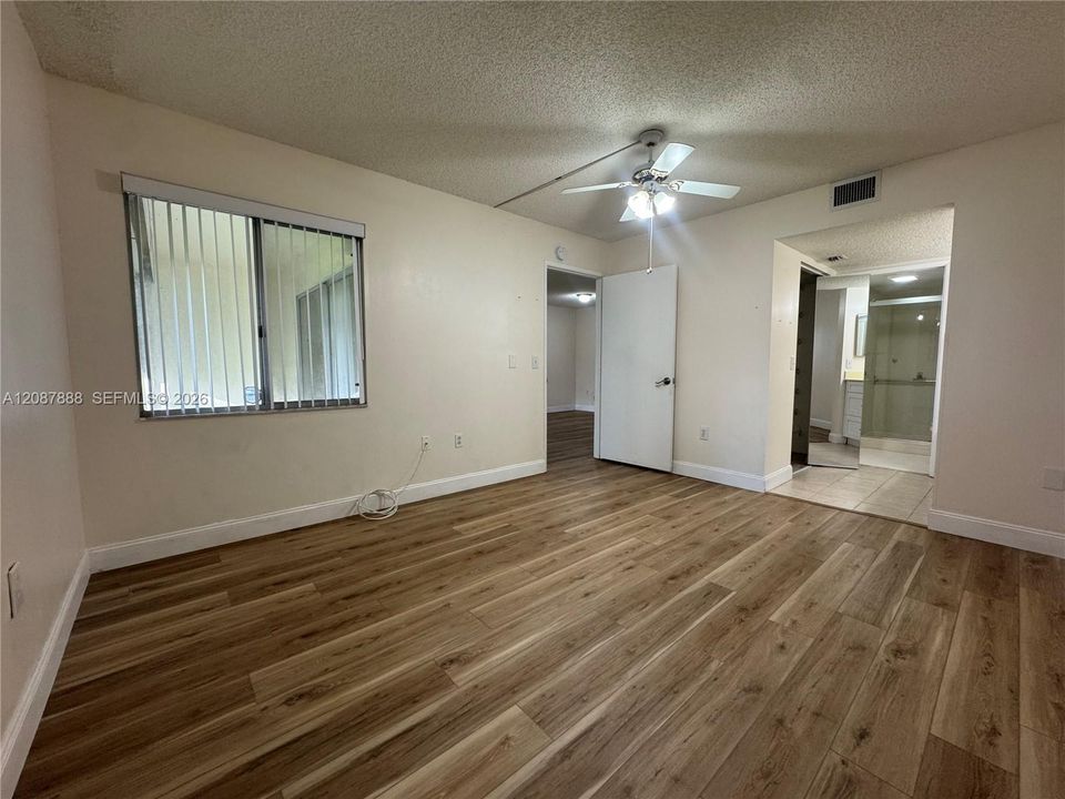 For Sale: $199,900 (2 beds, 1 baths, 1032 Square Feet)