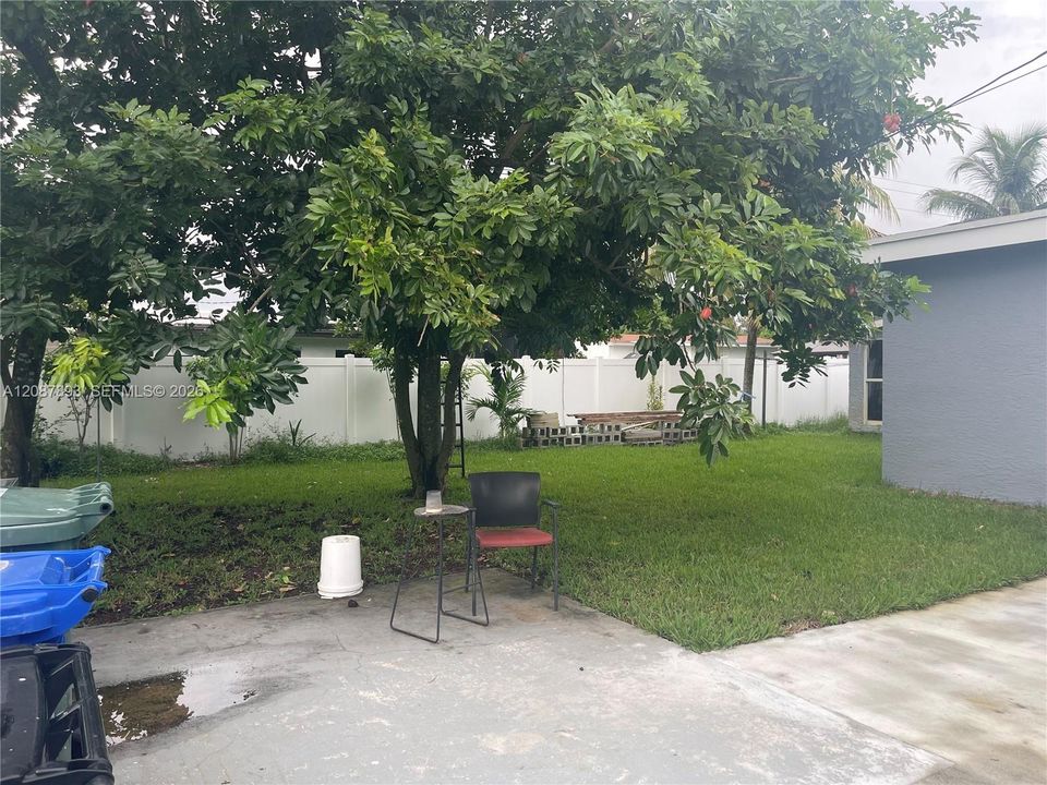 For Rent: $3,000 (3 beds, 2 baths, 1152 Square Feet)