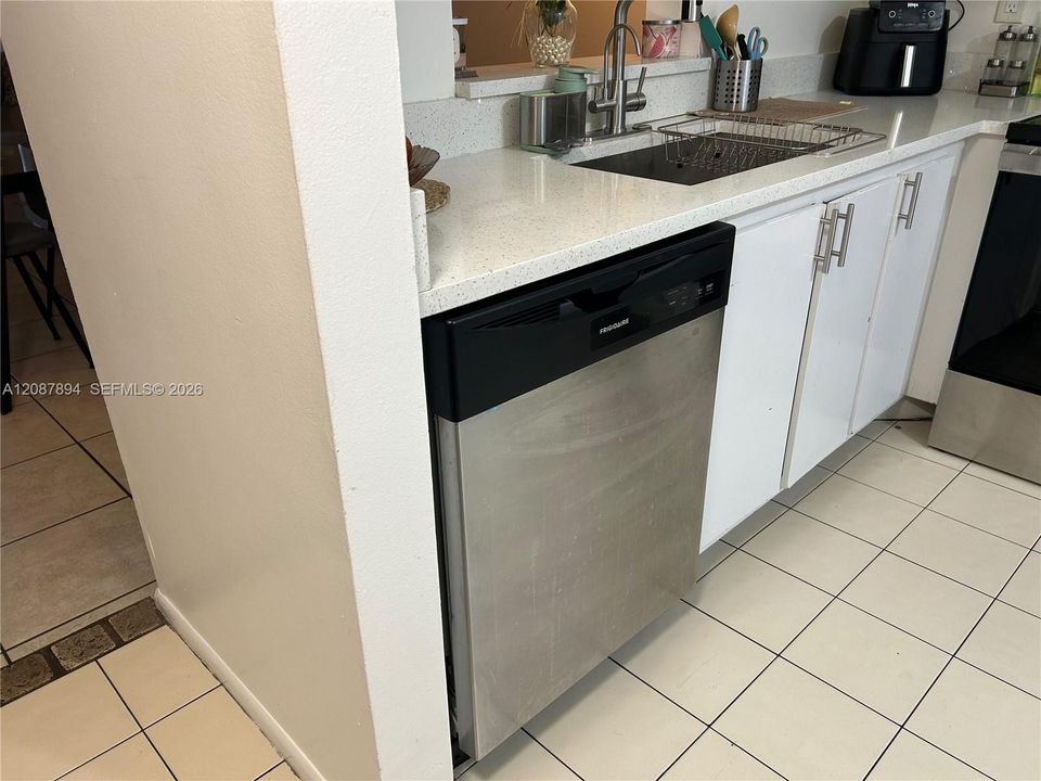 В аренду: $2,100 (2 спален, 2 ванн, 1040 Квадратных фут)