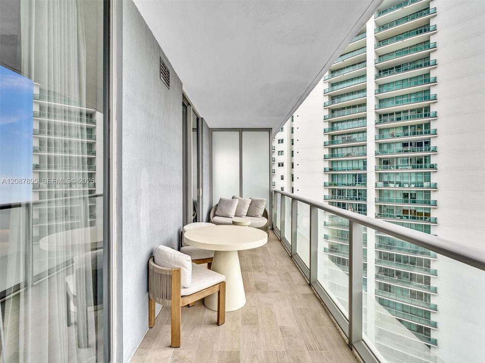 В аренду: $7,900 (2 спален, 2 ванн, 1076 Квадратных фут)