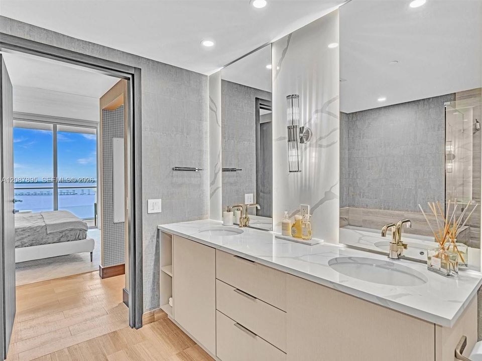 В аренду: $7,900 (2 спален, 2 ванн, 1076 Квадратных фут)
