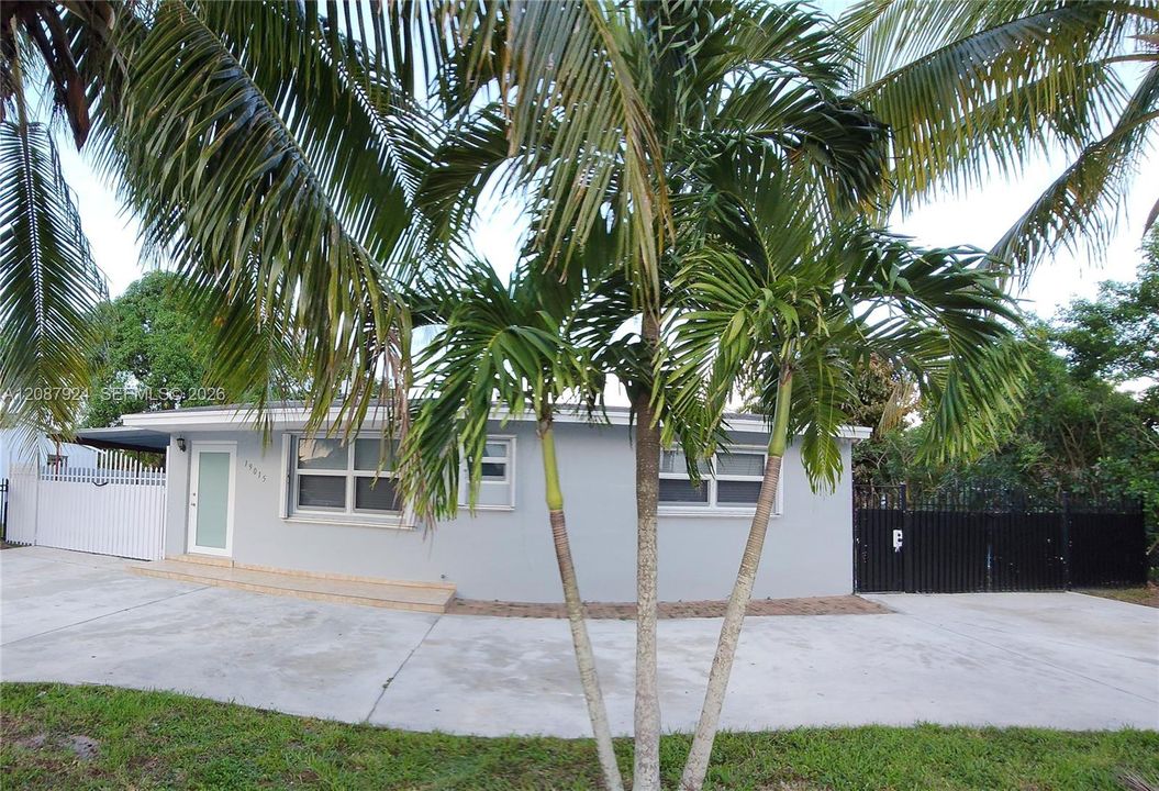 For Rent: $3,600 (4 beds, 2 baths, 1185 Square Feet)