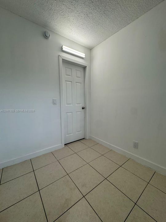For Rent: $1,800 (2 beds, 1 baths, 3955 Square Feet)