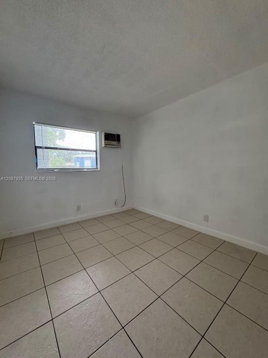 For Rent: $1,800 (2 beds, 1 baths, 3955 Square Feet)