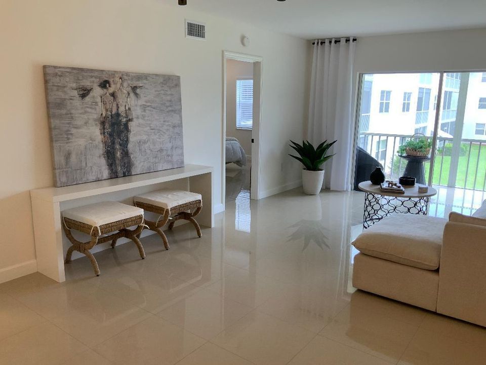 MLS living room parsons table