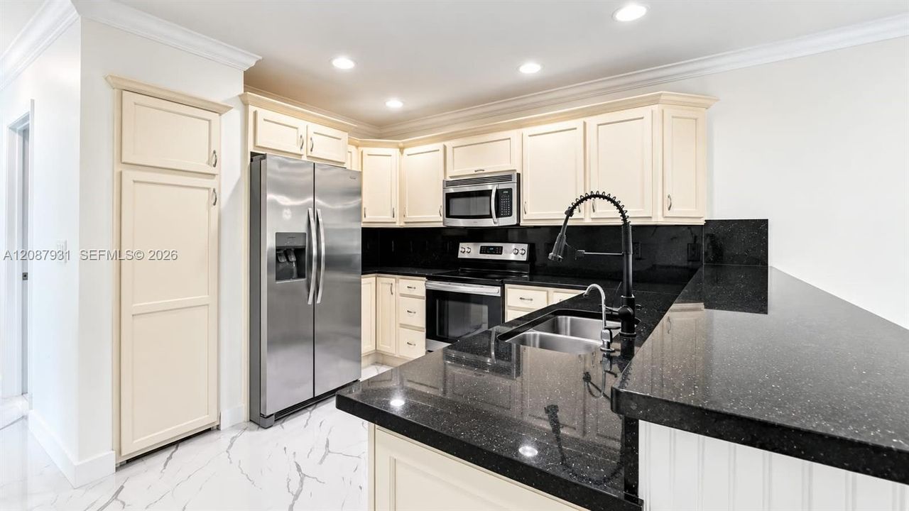 出租: $3,250 (3 贝兹, 2 浴室, 1298 平方英尺)