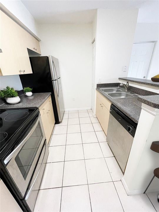 For Sale: $185,000 (2 beds, 1 baths, 926 Square Feet)
