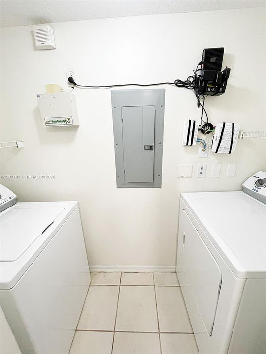 For Sale: $185,000 (2 beds, 1 baths, 926 Square Feet)