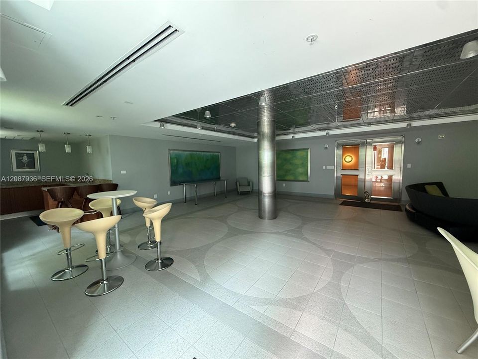 For Rent: $3,595 (1 beds, 1 baths, 686 Square Feet)