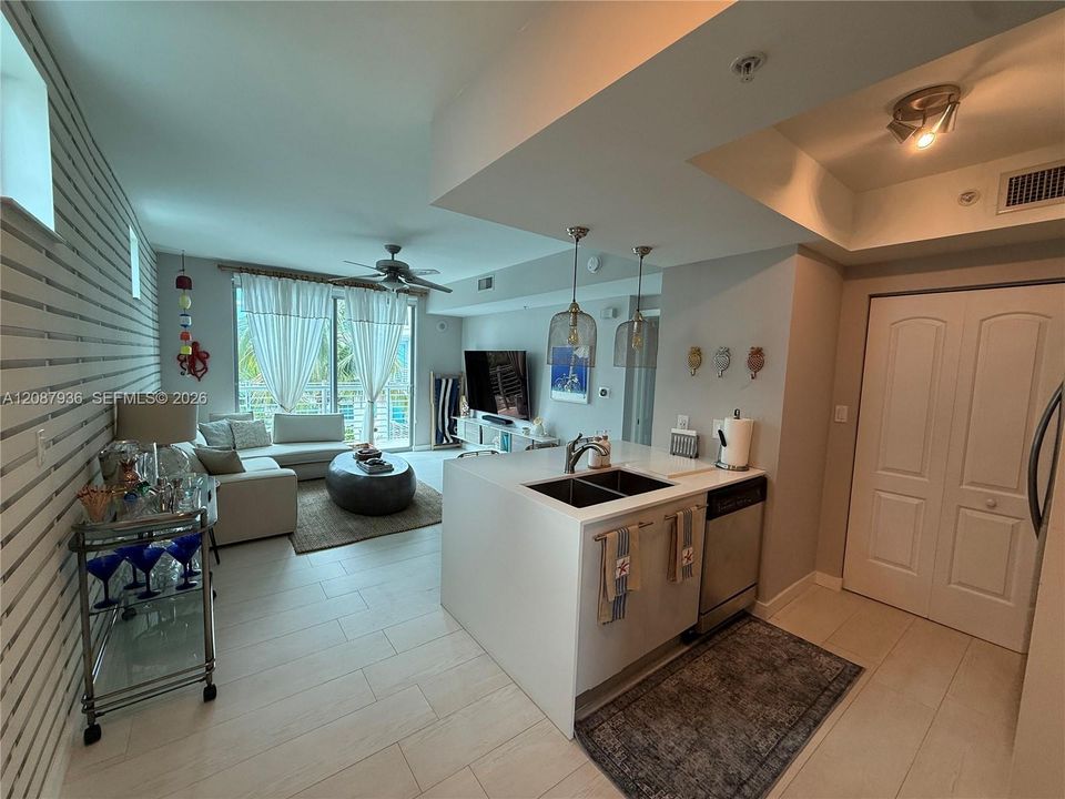 For Rent: $3,595 (1 beds, 1 baths, 686 Square Feet)