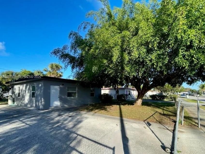 For Rent: $2,100 (2 beds, 1 baths, 728 Square Feet)