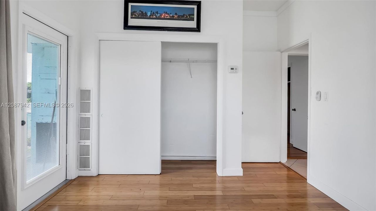 На продажу: $200,000 (2 спален, 1 ванн, 810 Квадратных фут)