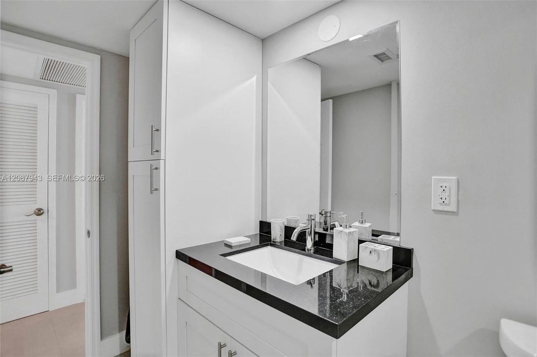 В аренду: $4,700 (2 спален, 2 ванн, 1312 Квадратных фут)