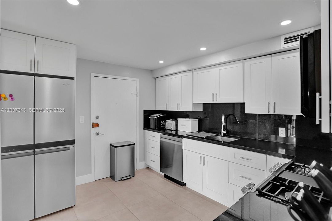 В аренду: $4,700 (2 спален, 2 ванн, 1312 Квадратных фут)