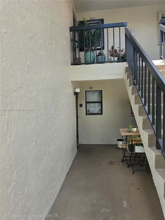 For Sale: $300,000 (3 beds, 2 baths, 1093 Square Feet)