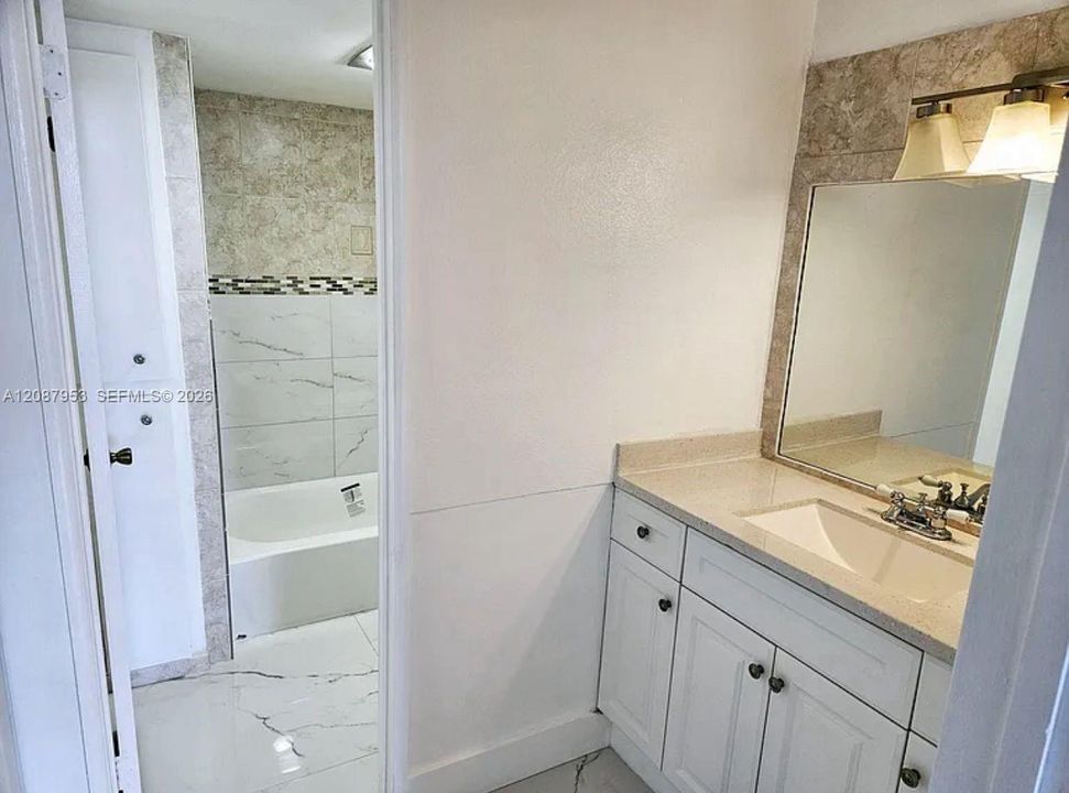 На продажу: $255,000 (2 спален, 2 ванн, 914 Квадратных фут)