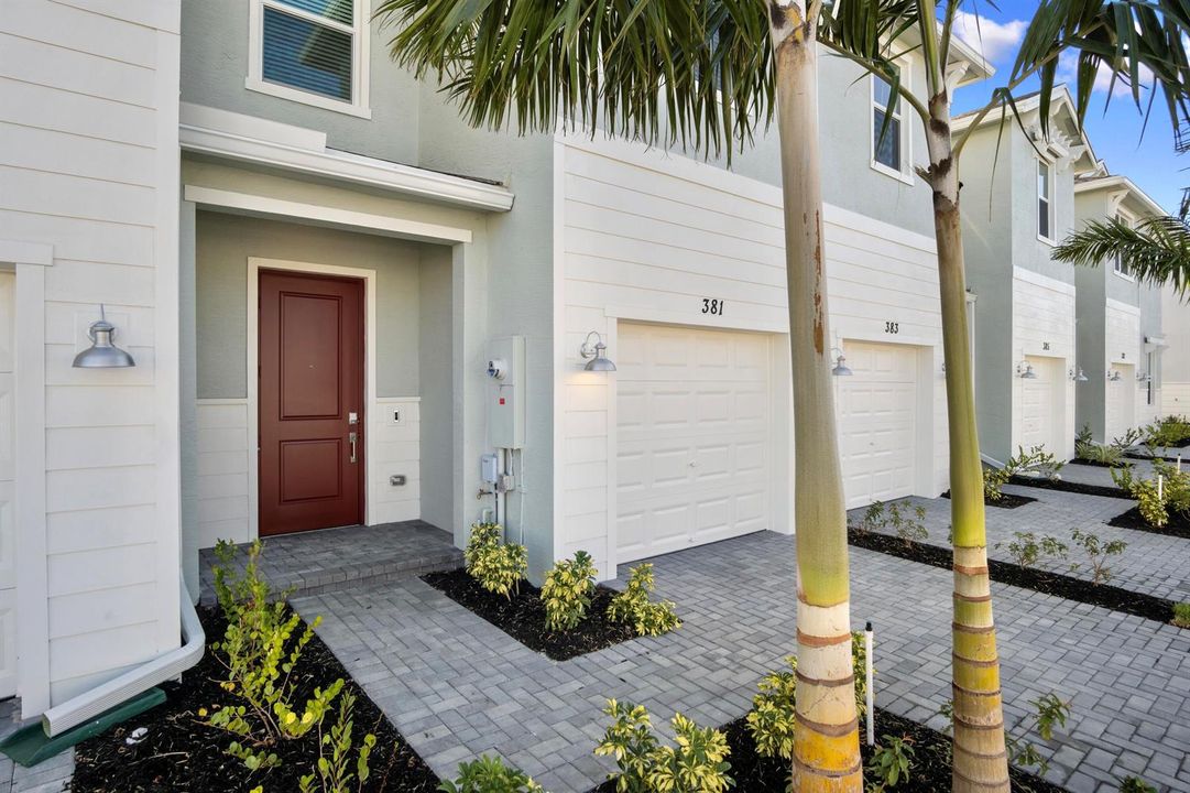 Front walk-up.jpg-FULL