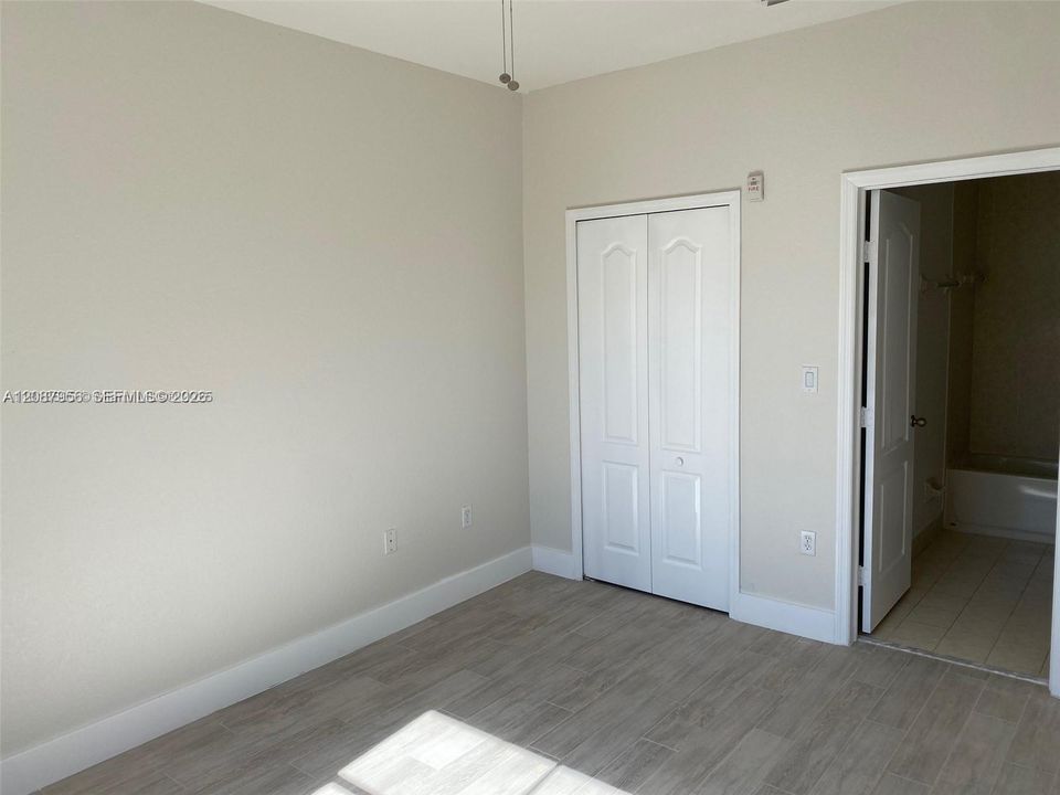 В аренду: $1,750 (2 спален, 2 ванн, 930 Квадратных фут)