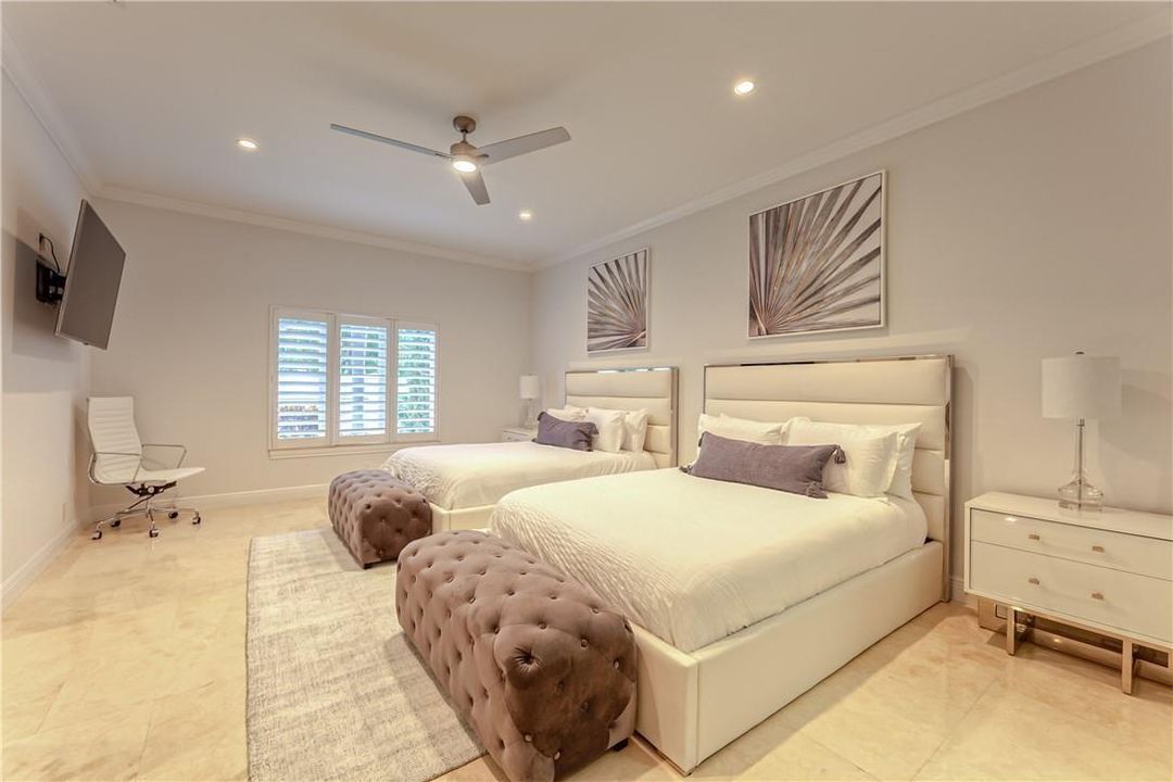 2 Queen Beds En Suite Bathroom