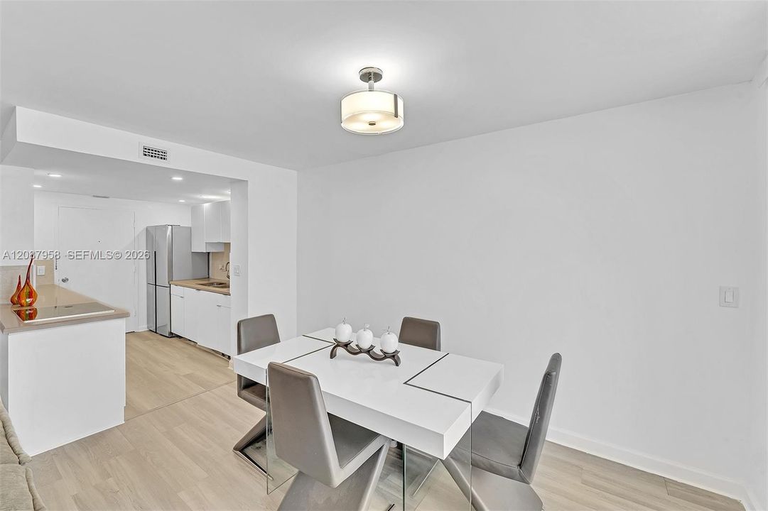 На продажу: $223,000 (1 спален, 1 ванн, 725 Квадратных фут)