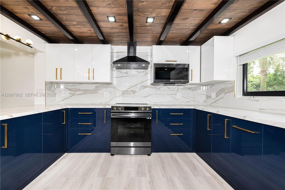 Custom made Open Kitchen/w brand new SS Appliances