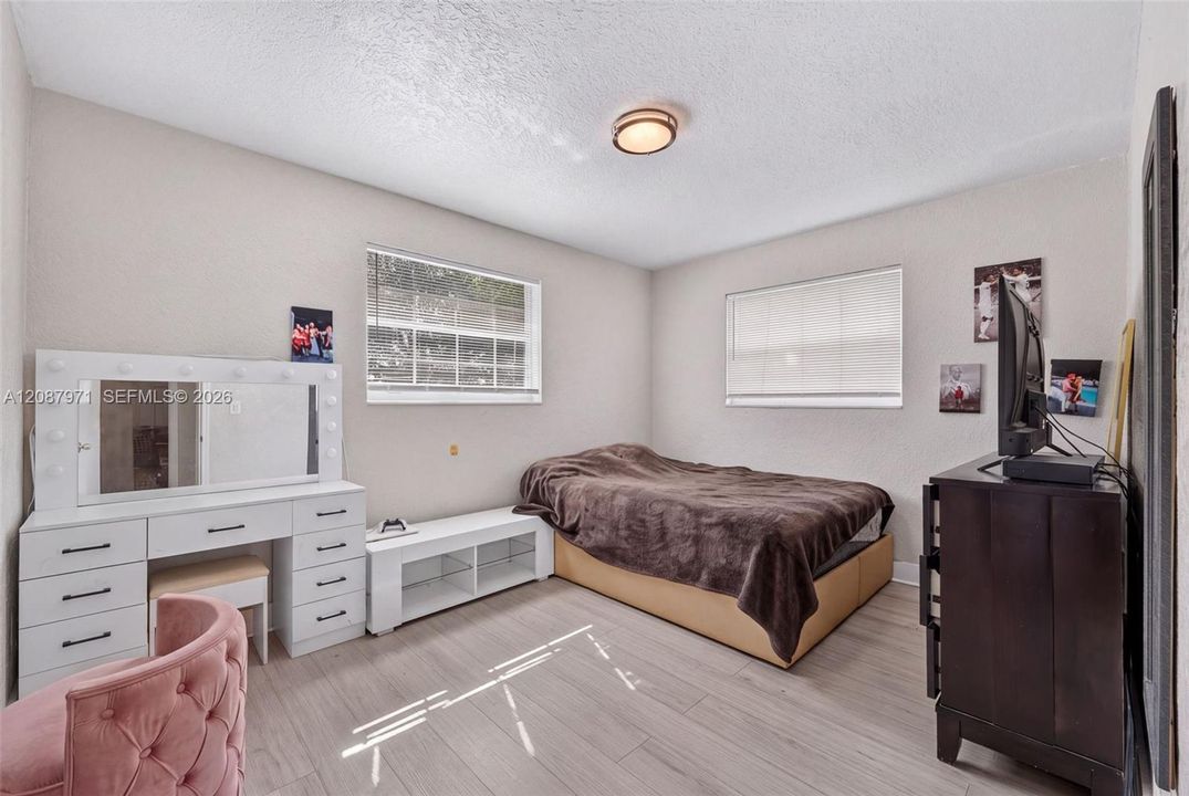 For Sale: $550,000 (4 beds, 2 baths, 1125 Square Feet)