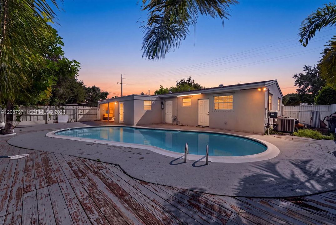 For Sale: $550,000 (4 beds, 2 baths, 1125 Square Feet)
