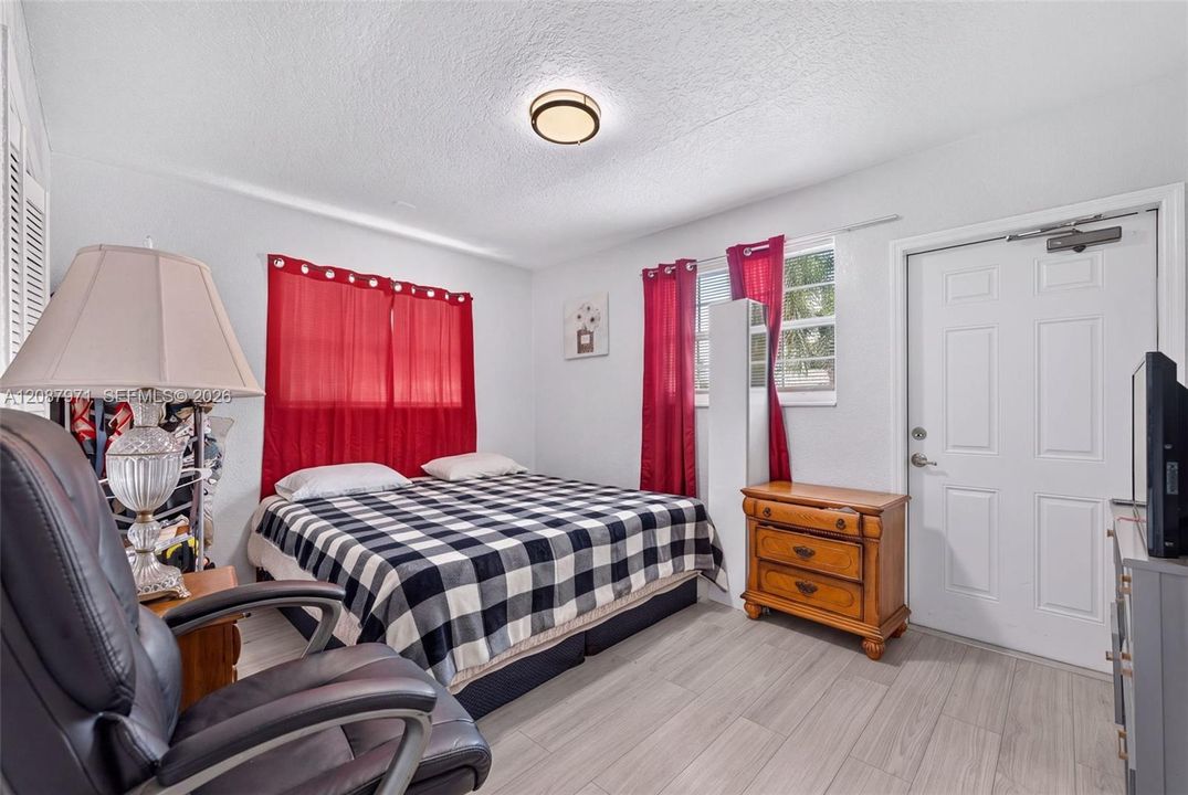 For Sale: $550,000 (4 beds, 2 baths, 1125 Square Feet)