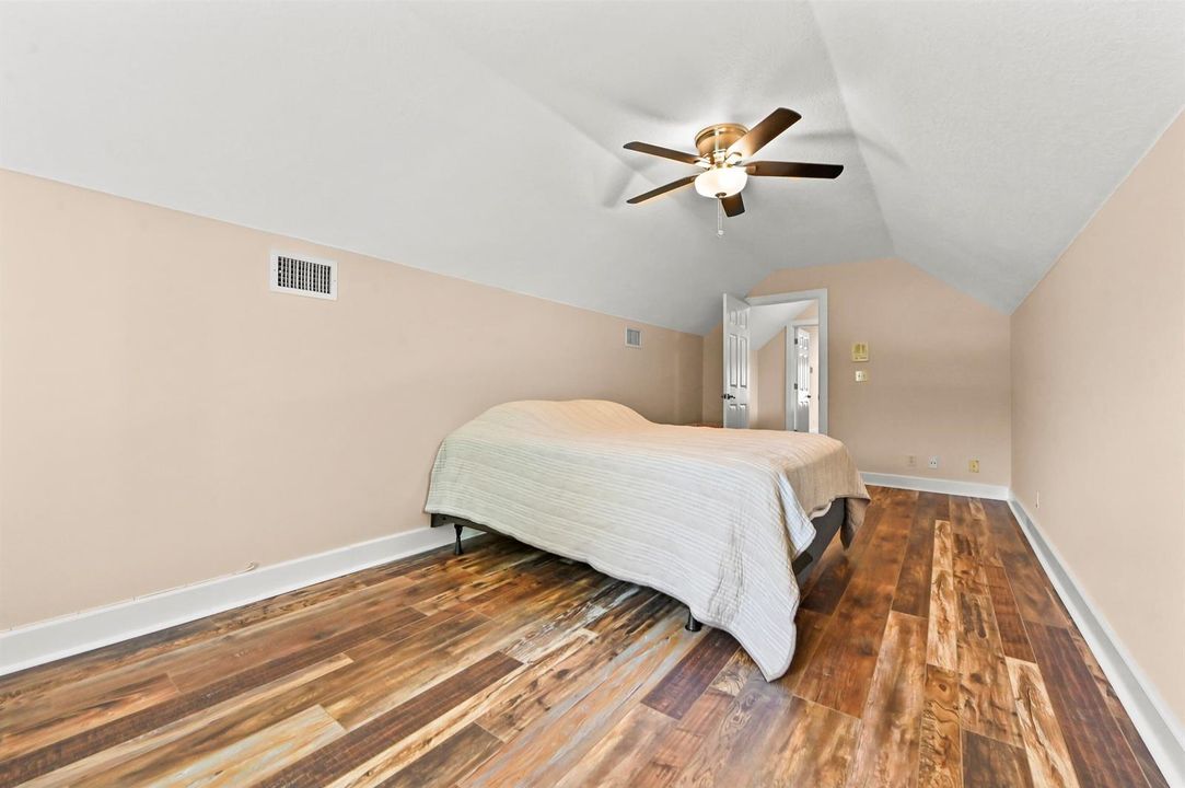 34 Bedroom 02